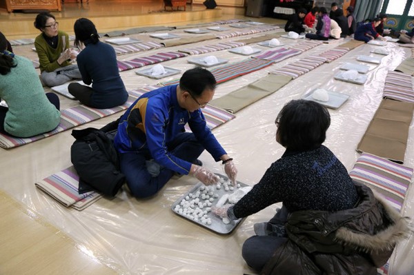 Hàn Quốc: Chùa Phụng An hưởng ứng ngày Đông chí và chia sẻ cháo đậu đỏ cho hơn 20.000 người ăn