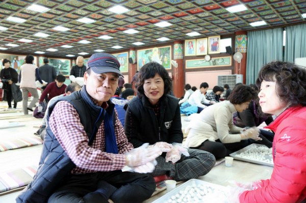 Hàn Quốc: Chùa Phụng An hưởng ứng ngày Đông chí và chia sẻ cháo đậu đỏ cho hơn 20.000 người ăn