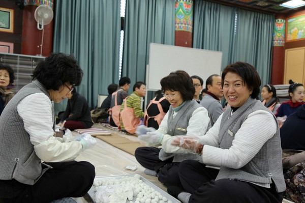 Hàn Quốc: Chùa Phụng An hưởng ứng ngày Đông chí và chia sẻ cháo đậu đỏ cho hơn 20.000 người ăn