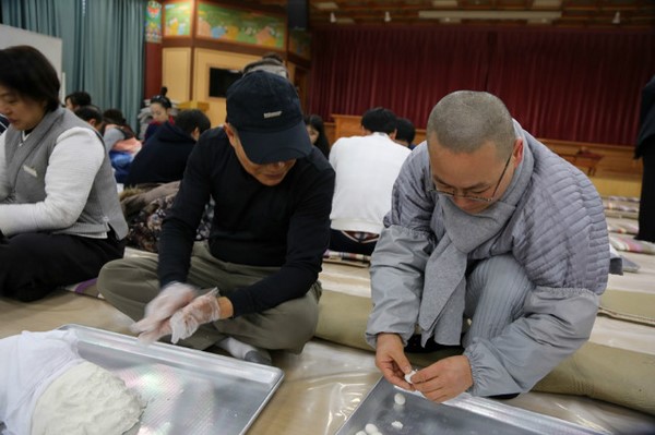 Hàn Quốc: Chùa Phụng An hưởng ứng ngày Đông chí và chia sẻ cháo đậu đỏ cho hơn 20.000 người ăn