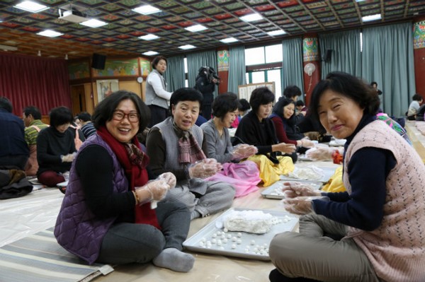 Hàn Quốc: Chùa Phụng An hưởng ứng ngày Đông chí và chia sẻ cháo đậu đỏ cho hơn 20.000 người ăn