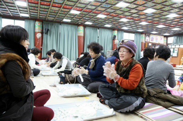 Hàn Quốc: Chùa Phụng An hưởng ứng ngày Đông chí và chia sẻ cháo đậu đỏ cho hơn 20.000 người ăn