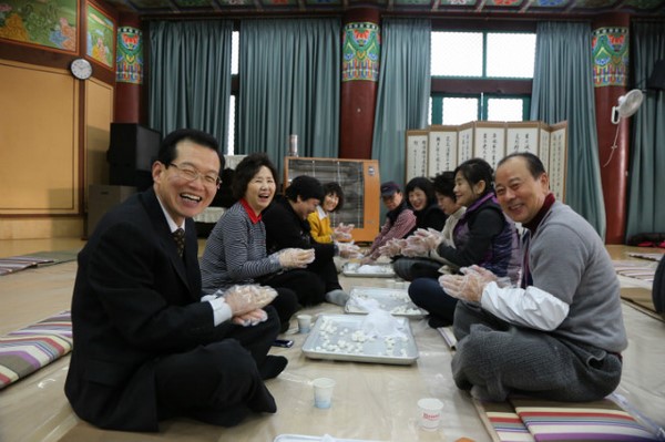 Hàn Quốc: Chùa Phụng An hưởng ứng ngày Đông chí và chia sẻ cháo đậu đỏ cho hơn 20.000 người ăn