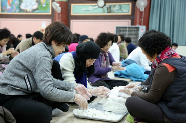 Hàn Quốc: Chùa Phụng An hưởng ứng ngày Đông chí và chia sẻ cháo đậu đỏ cho hơn 20.000 người ăn