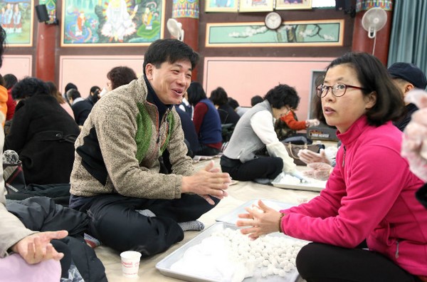 Hàn Quốc: Chùa Phụng An hưởng ứng ngày Đông chí và chia sẻ cháo đậu đỏ cho hơn 20.000 người ăn