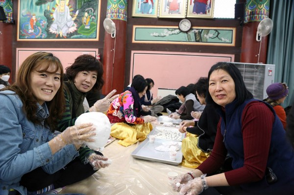 Hàn Quốc: Chùa Phụng An hưởng ứng ngày Đông chí và chia sẻ cháo đậu đỏ cho hơn 20.000 người ăn