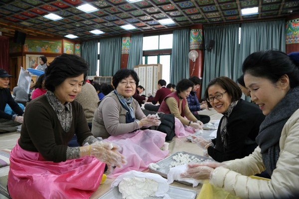 Hàn Quốc: Chùa Phụng An hưởng ứng ngày Đông chí và chia sẻ cháo đậu đỏ cho hơn 20.000 người ăn