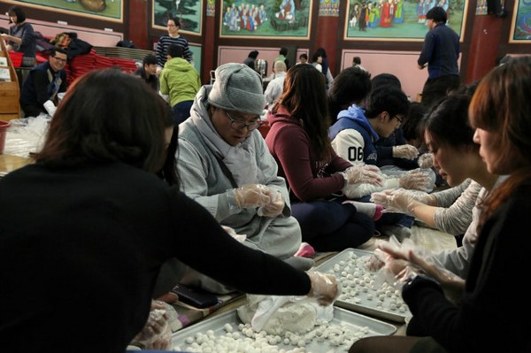 Hàn Quốc: Chùa Phụng An hưởng ứng ngày Đông chí và chia sẻ cháo đậu đỏ cho hơn 20.000 người ăn