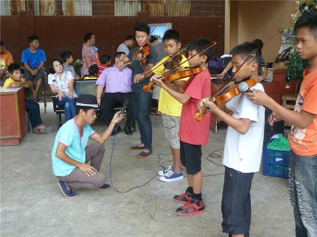 Philippines:  Chùa Vạn Niên Phật Quang Sơn chia sẻ với trẻ em lang thang