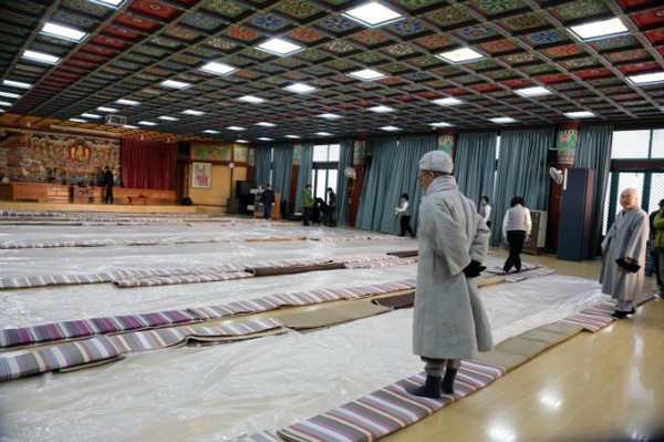 Hàn Quốc: Chùa Phụng An hưởng ứng ngày Đông chí và chia sẻ cháo đậu đỏ cho hơn 20.000 người ăn