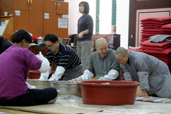 Hàn Quốc: Chùa Phụng An hưởng ứng ngày Đông chí và chia sẻ cháo đậu đỏ cho hơn 20.000 người ăn