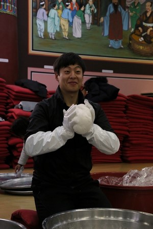 Hàn Quốc: Chùa Phụng An hưởng ứng ngày Đông chí và chia sẻ cháo đậu đỏ cho hơn 20.000 người ăn