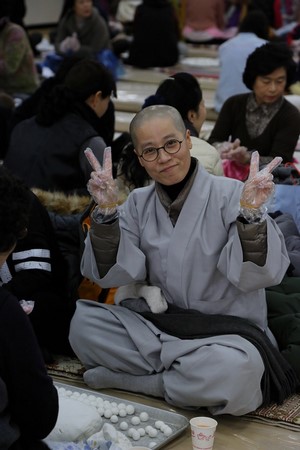 Hàn Quốc: Chùa Phụng An hưởng ứng ngày Đông chí và chia sẻ cháo đậu đỏ cho hơn 20.000 người ăn