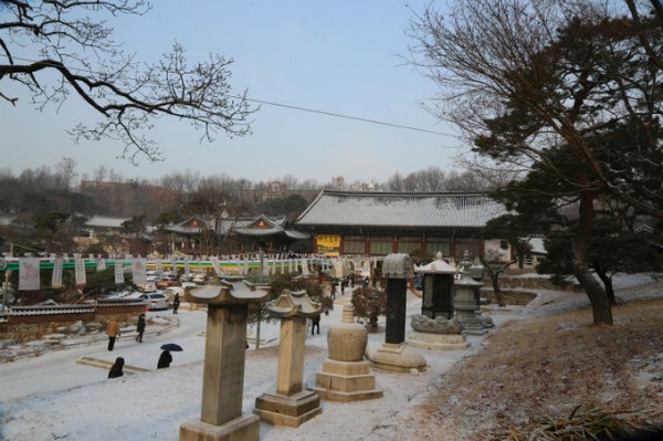 Hàn Quốc: Chùa Phụng An hưởng ứng ngày Đông chí và chia sẻ cháo đậu đỏ cho hơn 20.000 người ăn