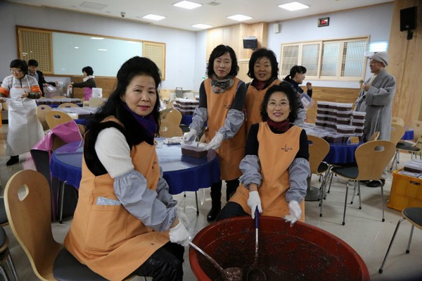 Hàn Quốc: Chùa Phụng An hưởng ứng ngày Đông chí và chia sẻ cháo đậu đỏ cho hơn 20.000 người ăn