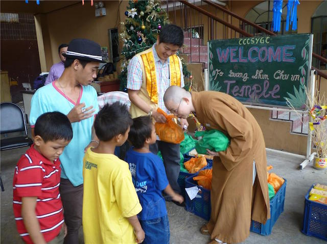 Philippines:  Chùa Vạn Niên Phật Quang Sơn chia sẻ với trẻ em lang thang
