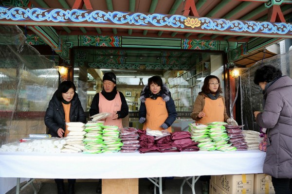 Hàn Quốc: Chùa Phụng An hưởng ứng ngày Đông chí và chia sẻ cháo đậu đỏ cho hơn 20.000 người ăn