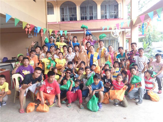 Philippines:  Chùa Vạn Niên Phật Quang Sơn chia sẻ với trẻ em lang thang