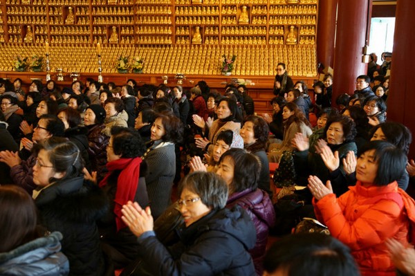 Hàn Quốc: Chùa Phụng An hưởng ứng ngày Đông chí và chia sẻ cháo đậu đỏ cho hơn 20.000 người ăn