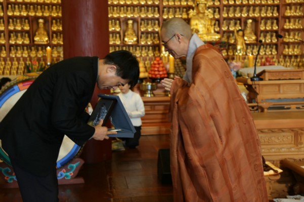 Hàn Quốc: Chùa Phụng An hưởng ứng ngày Đông chí và chia sẻ cháo đậu đỏ cho hơn 20.000 người ăn