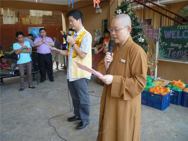 Philippines:  Chùa Vạn Niên Phật Quang Sơn chia sẻ với trẻ em lang thang