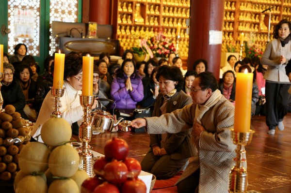 Hàn Quốc: Chùa Phụng An hưởng ứng ngày Đông chí và chia sẻ cháo đậu đỏ cho hơn 20.000 người ăn