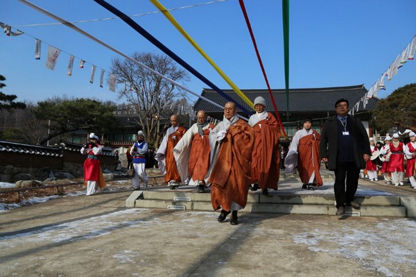 Hàn Quốc: Chùa Phụng An hưởng ứng ngày Đông chí và chia sẻ cháo đậu đỏ cho hơn 20.000 người ăn