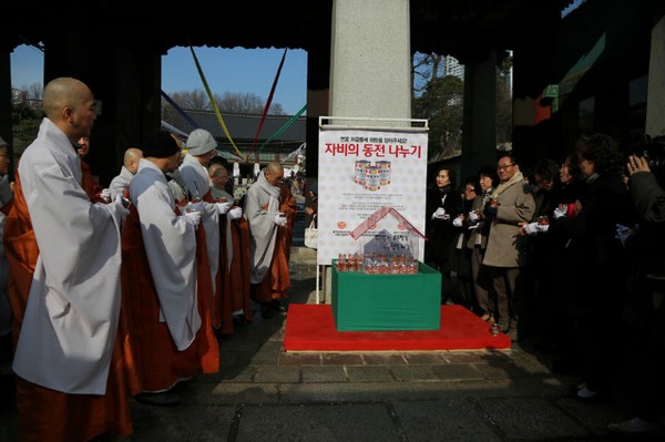 Hàn Quốc: Chùa Phụng An hưởng ứng ngày Đông chí và chia sẻ cháo đậu đỏ cho hơn 20.000 người ăn