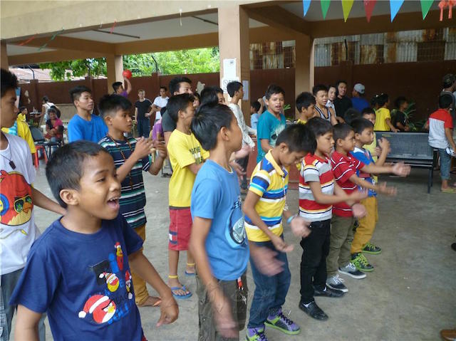 Philippines:  Chùa Vạn Niên Phật Quang Sơn chia sẻ với trẻ em lang thang