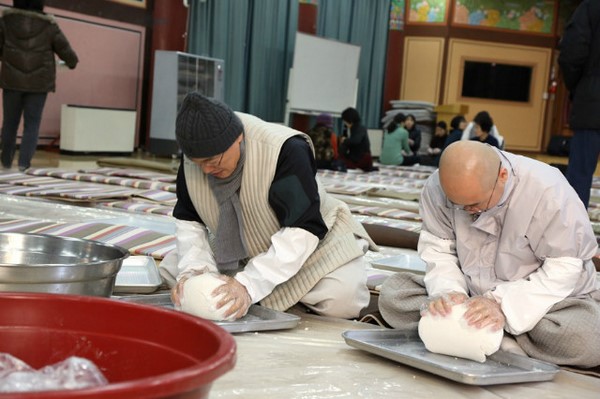 Hàn Quốc: Chùa Phụng An hưởng ứng ngày Đông chí và chia sẻ cháo đậu đỏ cho hơn 20.000 người ăn