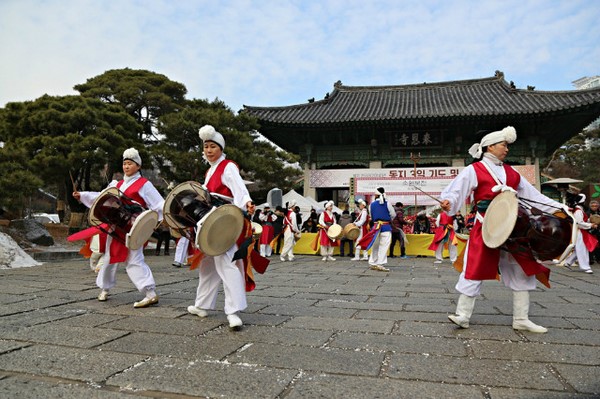 Hàn Quốc: Chùa Phụng An hưởng ứng ngày Đông chí và chia sẻ cháo đậu đỏ cho hơn 20.000 người ăn