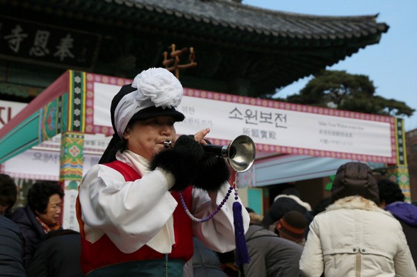 Hàn Quốc: Chùa Phụng An hưởng ứng ngày Đông chí và chia sẻ cháo đậu đỏ cho hơn 20.000 người ăn