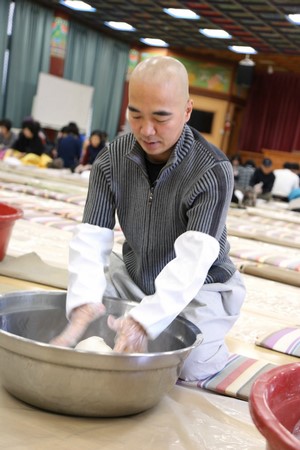 Hàn Quốc: Chùa Phụng An hưởng ứng ngày Đông chí và chia sẻ cháo đậu đỏ cho hơn 20.000 người ăn