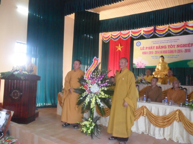 Nam Định: Trường TCPH tổ chức lễ trao bằng tốt nghiệp khóa V và khai giảng khóa VI