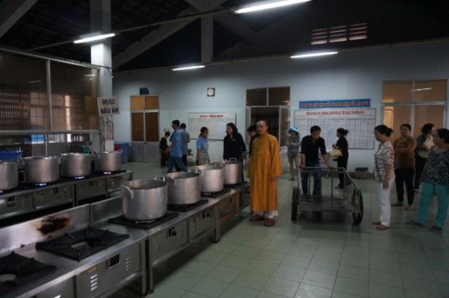 TP.HCM: Chùa Thiên Chánh thăm và tặng quà cho bệnh nhân trại tâm thần Tân Định, Tân Uyên