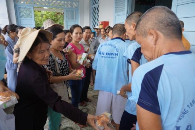 TP.HCM: Chùa Thiên Chánh thăm và tặng quà cho bệnh nhân trại tâm thần Tân Định, Tân Uyên