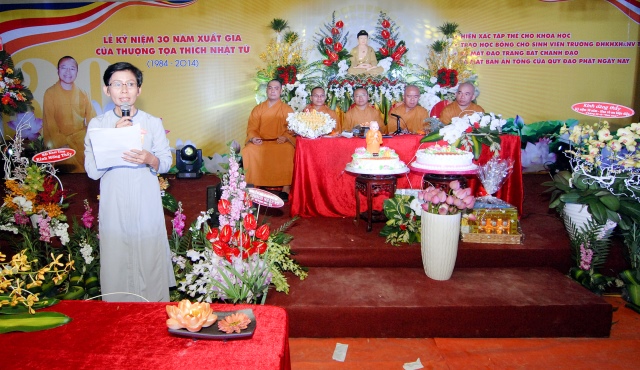 Phật tử Giác Diệu Thanh đọc báo cáo tổng kết hoạt động của quỹ từ thiện Đạo Phật Ngày Nay