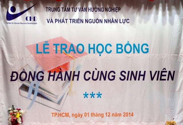 Quỹ Đạo Phật Ngày Nay: Trao tặng học bổng cho 100 sinh viên trường Đại Học KHXH&amp;NV TP. HCM