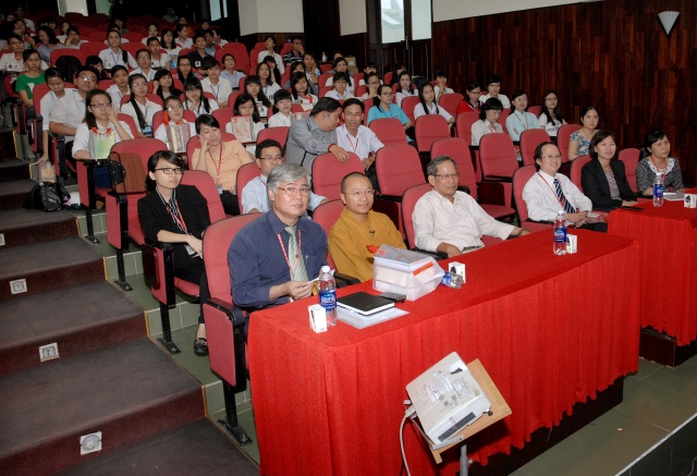 Quỹ Đạo Phật Ngày Nay: Trao tặng học bổng cho 100 sinh viên trường Đại Học KHXH&amp;NV TP. HCM