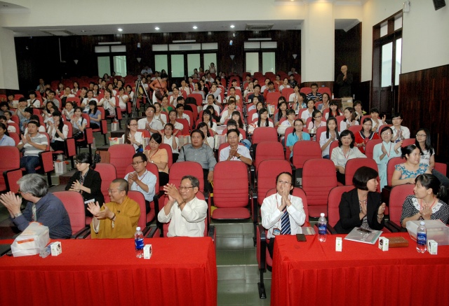 Quỹ Đạo Phật Ngày Nay: Trao tặng học bổng cho 100 sinh viên trường Đại Học KHXH&amp;NV TP. HCM