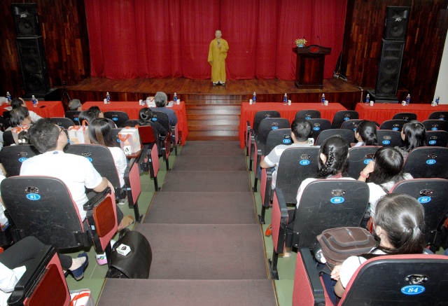 Quỹ Đạo Phật Ngày Nay: Trao tặng học bổng cho 100 sinh viên trường Đại Học KHXH&amp;NV TP. HCM