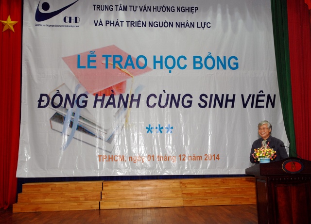 Quỹ Đạo Phật Ngày Nay: Trao tặng học bổng cho 100 sinh viên trường Đại Học KHXH&amp;NV TP. HCM