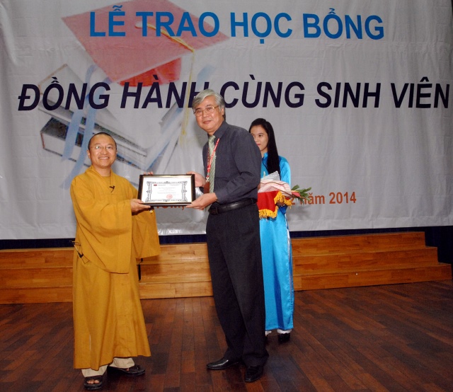 Quỹ Đạo Phật Ngày Nay: Trao tặng học bổng cho 100 sinh viên trường Đại Học KHXH&amp;NV TP. HCM