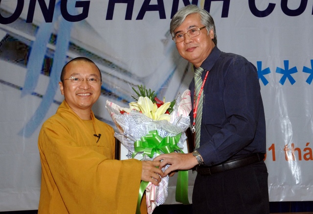 Quỹ Đạo Phật Ngày Nay: Trao tặng học bổng cho 100 sinh viên trường Đại Học KHXH&amp;NV TP. HCM