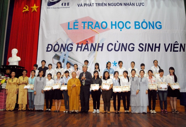 Quỹ Đạo Phật Ngày Nay: Trao tặng học bổng cho 100 sinh viên trường Đại Học KHXH&amp;NV TP. HCM