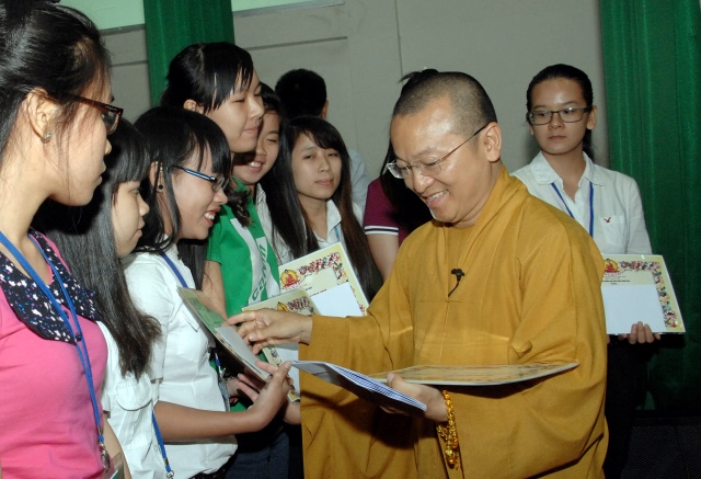 Quỹ Đạo Phật Ngày Nay: Trao tặng học bổng cho 100 sinh viên trường Đại Học KHXH&amp;NV TP. HCM