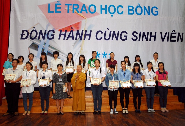 Quỹ Đạo Phật Ngày Nay: Trao tặng học bổng cho 100 sinh viên trường Đại Học KHXH&amp;NV TP. HCM