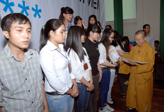 Quỹ Đạo Phật Ngày Nay: Trao tặng học bổng cho 100 sinh viên trường Đại Học KHXH&amp;NV TP. HCM