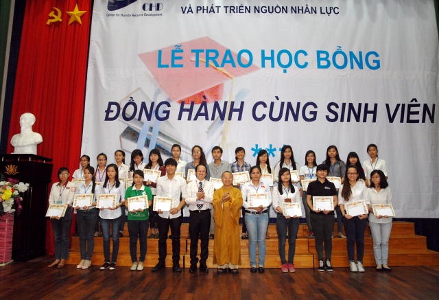 Quỹ Đạo Phật Ngày Nay: Trao tặng học bổng cho 100 sinh viên trường Đại Học KHXH&amp;NV TP. HCM