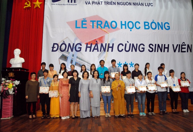 Quỹ Đạo Phật Ngày Nay: Trao tặng học bổng cho 100 sinh viên trường Đại Học KHXH&amp;NV TP. HCM